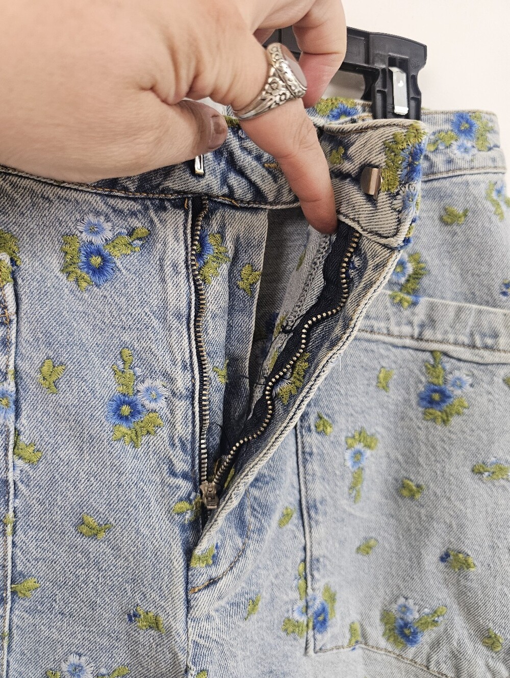 Avec Les Files Bohemian Embroidered Floral Relaxed Tapered/Barrel Jeans - Picture 8 of 10